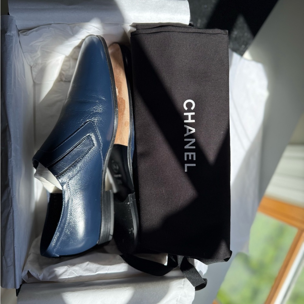 CHANEL Black and Blue Minimalist Flats - Picture 4 of 10